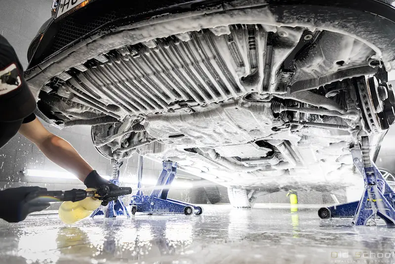 Decontaminare caroserie: fier, gudron și argilă